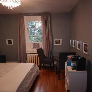 With King Bed In Shared 3 Bedroom Downtown Hotel Montréal